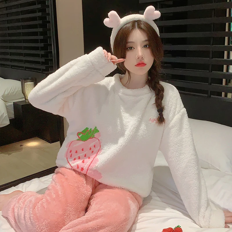 

Autumn and winter new warm long plush cute cartoon strawberry flannel pajamas pajamas women loose coral velvet home clothes