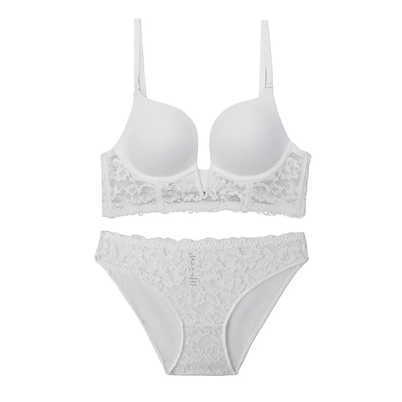 Комплект женского кружевного нижнего белья с чашками пуш-ап и глубоким V-образным