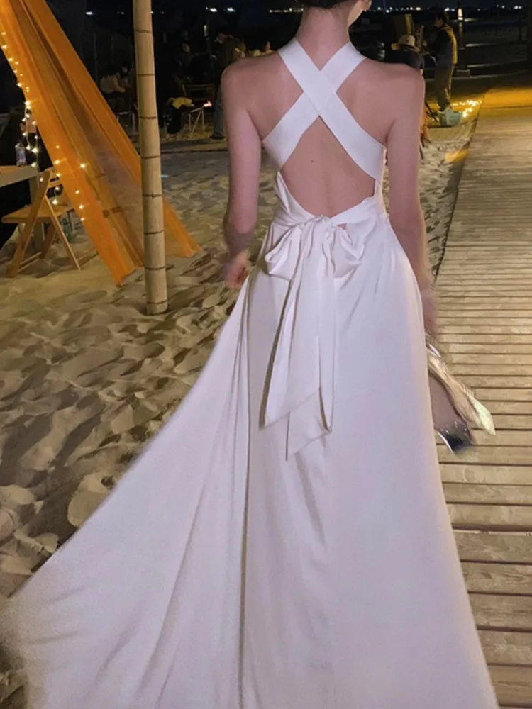 Женское атласное платье с лямкой на шее длинное однотонное открытой спиной