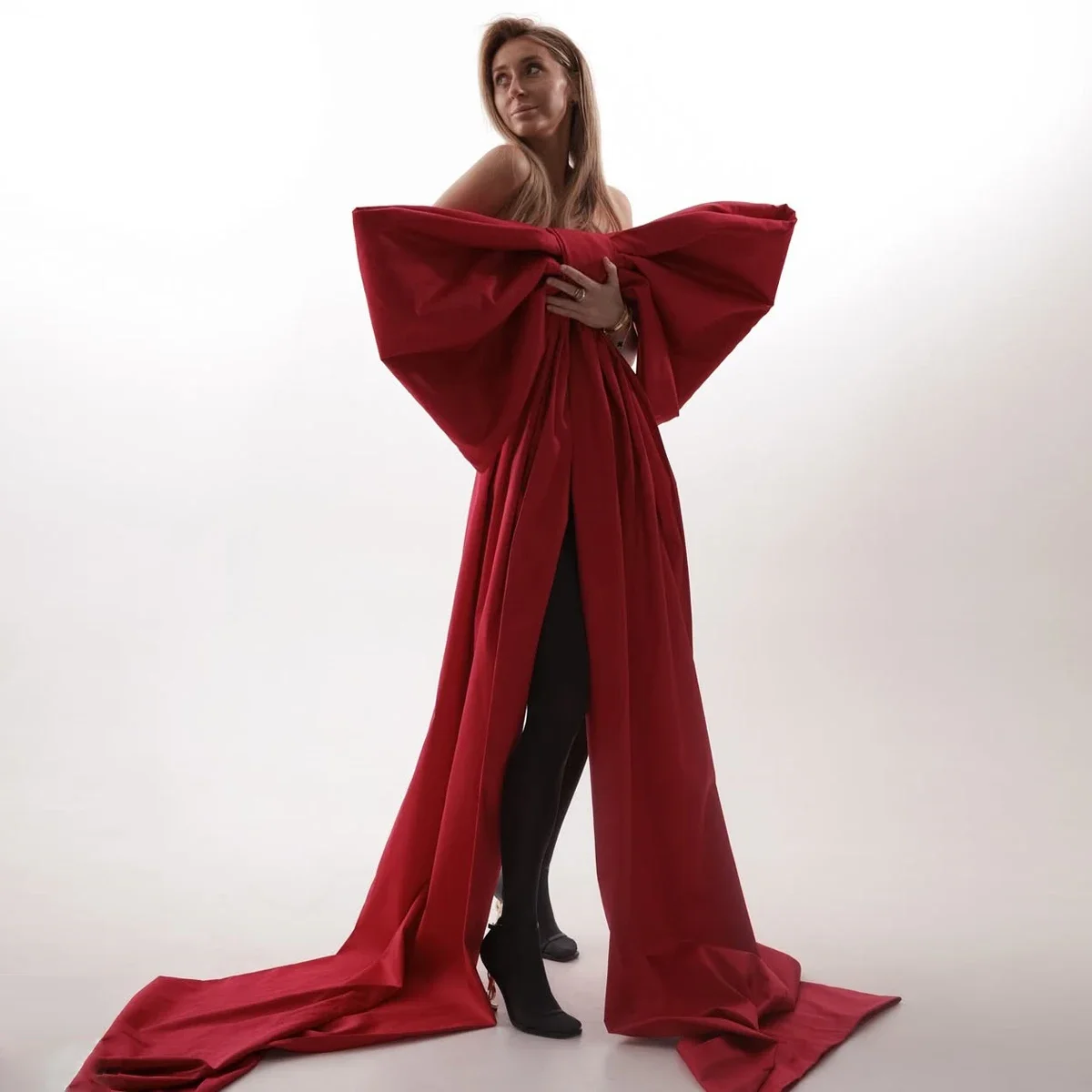 

Красный топ с бантом для танцев