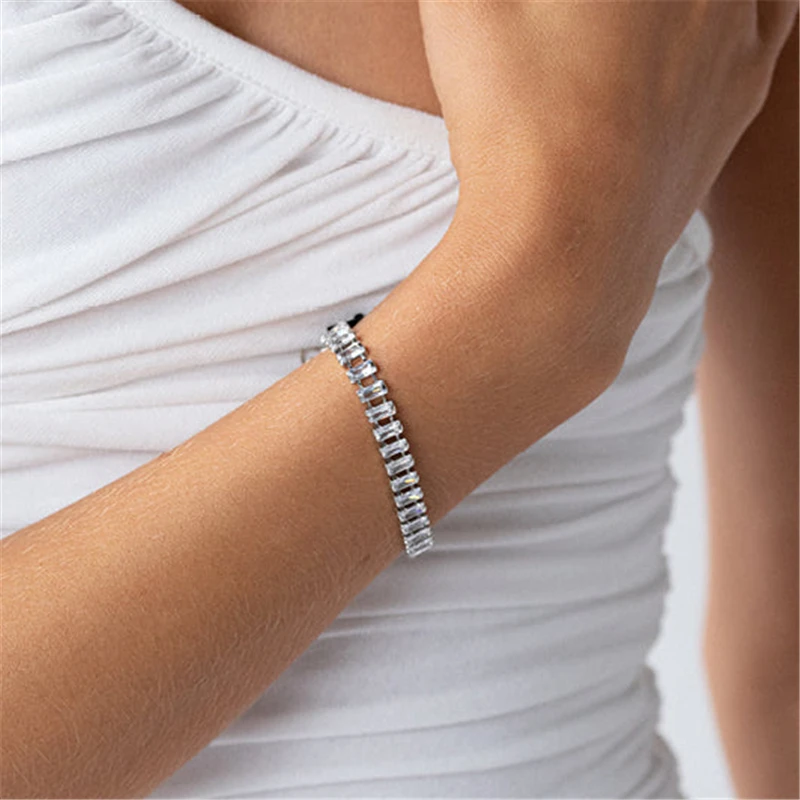 

Женский простой браслет стразы, украшенный фианитом, 1 ряд