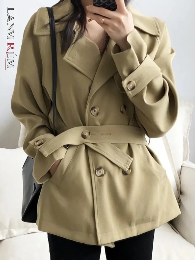 

[LANMREM] Elegant Belt Gathered Waist Short Trench Women Lapel Double Breasted Long Sleeve Female Windbreak 2023 New 26D4667