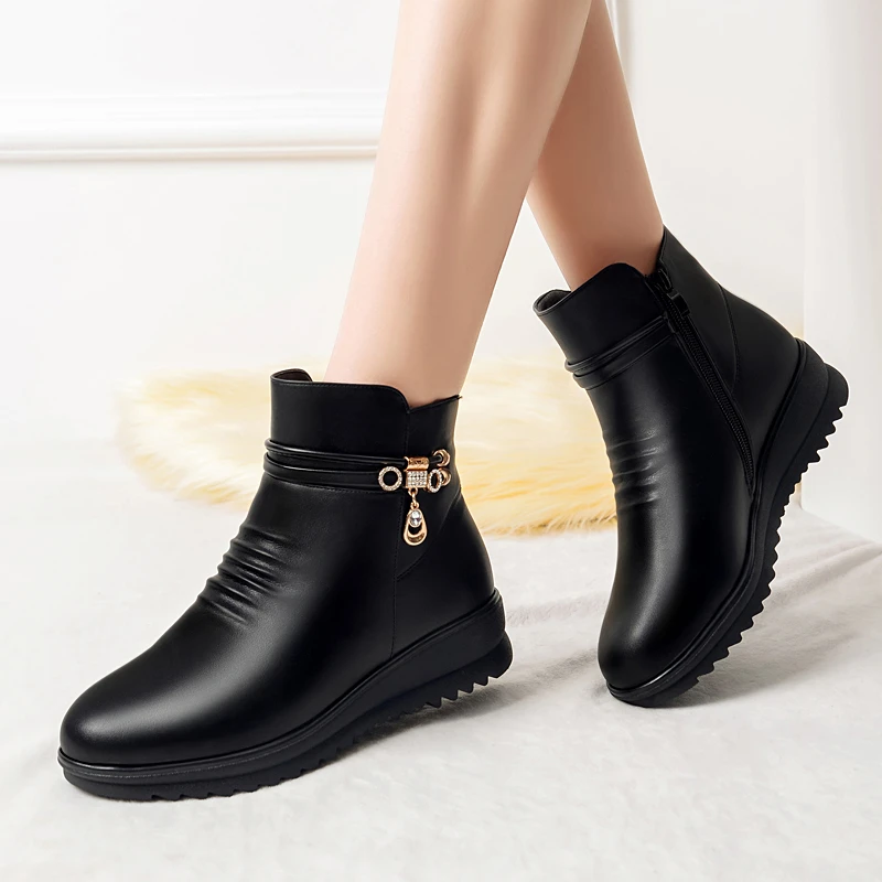 

Женские зимние ботинки из натуральной кожи, на танкетке и нескользящей подошве