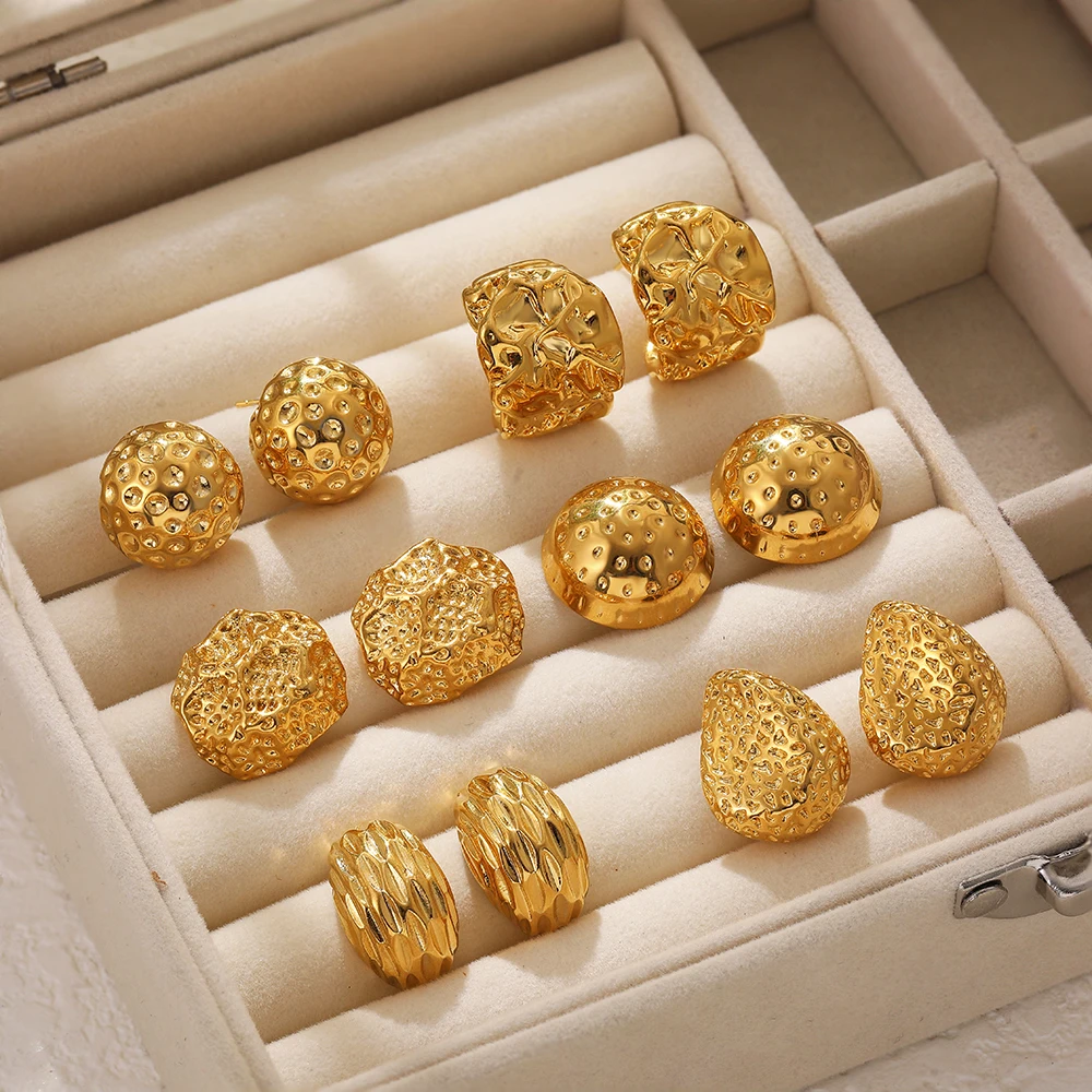 Винтажные нерегулярные кованые круглые серьги-гвоздики золотого цвета для