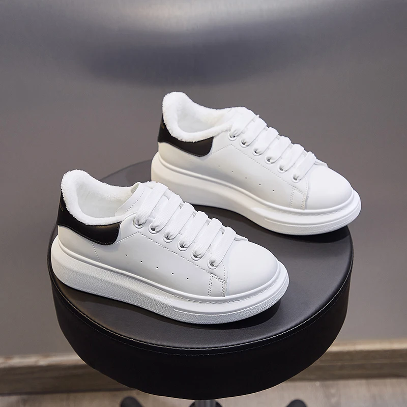 Женские кроссовки на массивной вулканизированной подошве черные белого цвета