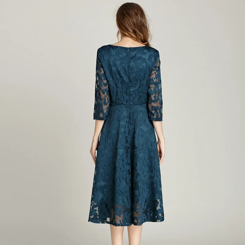 Платье свободного кроя среднего возраста для пожилых людей. Упрощенный дизайн