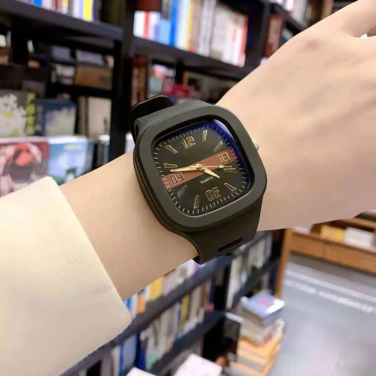 Маленькие квадратные часы для женщин учеников средней школы девушек-подростков