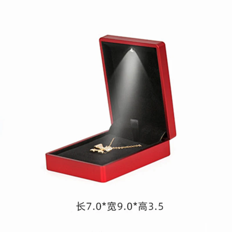 Креативное кольцо с LED-светом на подвеске в коробке для хранения и демонстрации ювелирных изделий по доступной оптовой цене.