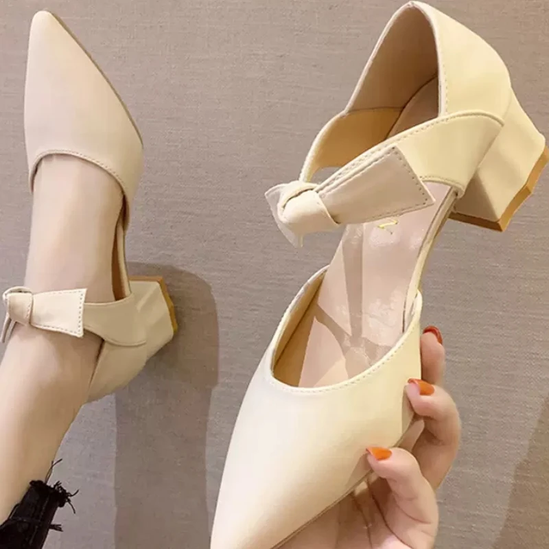 Новинка 2024 универсальные босоножки с острым носком на низком каблуке уличная