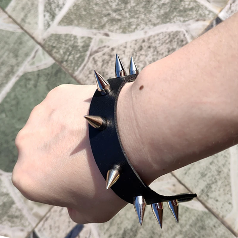 

Unique Pointed Bracelet One-row Spike Rivet Punk Gothic Rock Unisex Bracelets for Women Bangles Fashion Jewelry Cuff Wristband