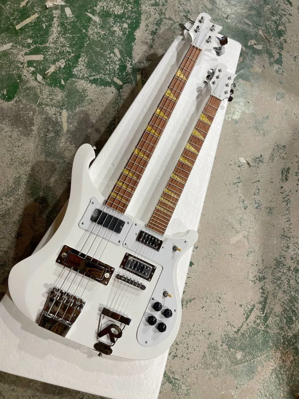 Заводская изготовленная на заказ электрическая бас-гитара с белым корпусом и двойной шеей, 6 + 4 струны, хромированная фурнитура, предоставление индивидуальных услуг