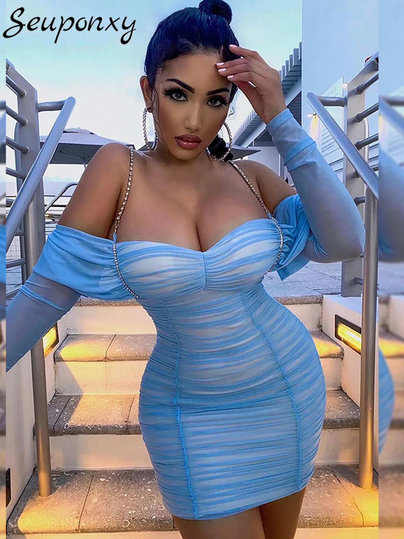 

Женское платье с открытыми плечами, длинным рукавом и открытой спиной