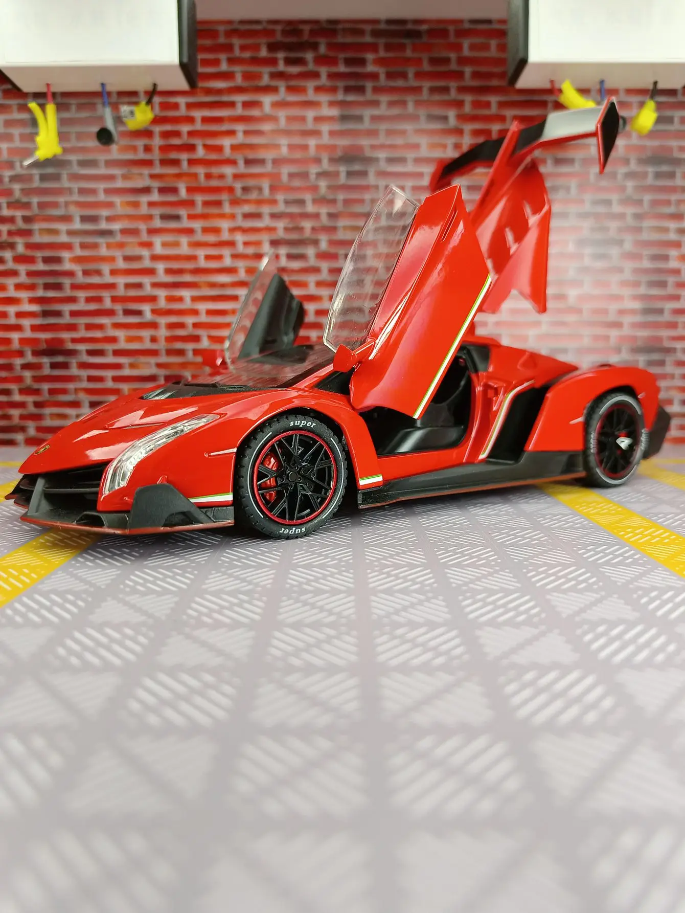 Фото Модель автомобиля Lamborghini Veneno в масштабе 1:24, двери, передний капот и крышка багажника также открываются, хорошее качество. №4