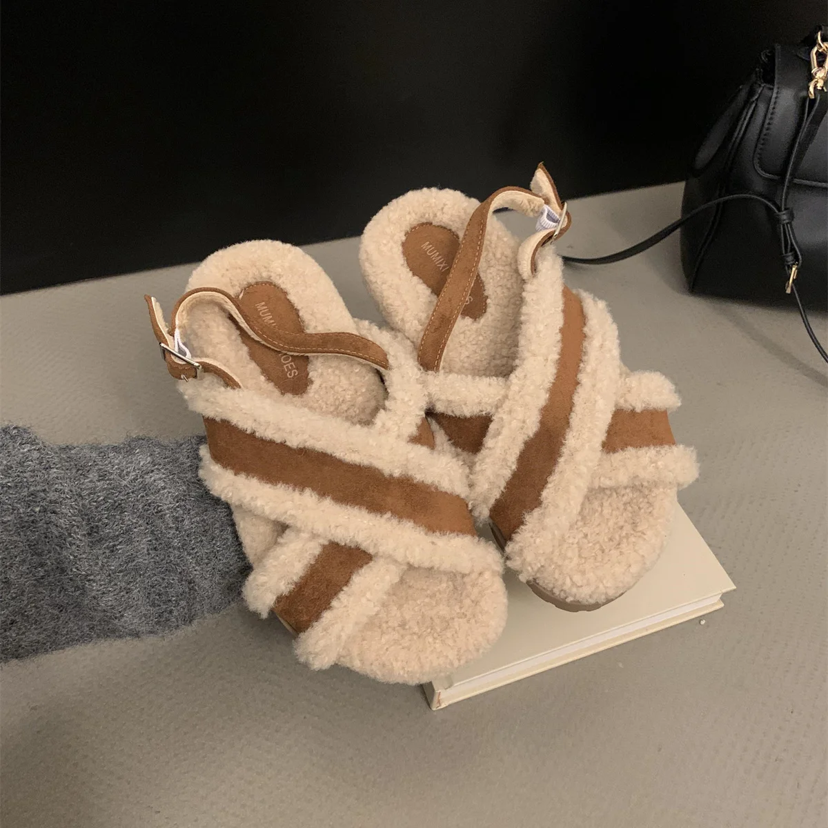 Меховая обувь женские тапочки зимняя на платформе плюшевые массажные сланцы
