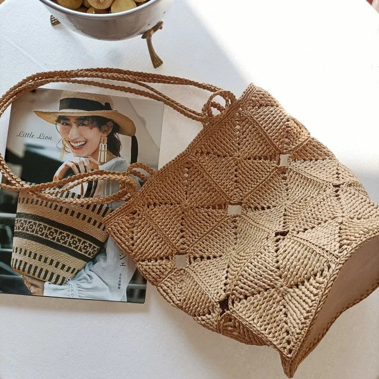 

Summer Fashion New Handmade Lafite Grass Hook Weaving Hollow Woven Checkered Leather Bucket Bag High Capacity Women Shoulder Bag