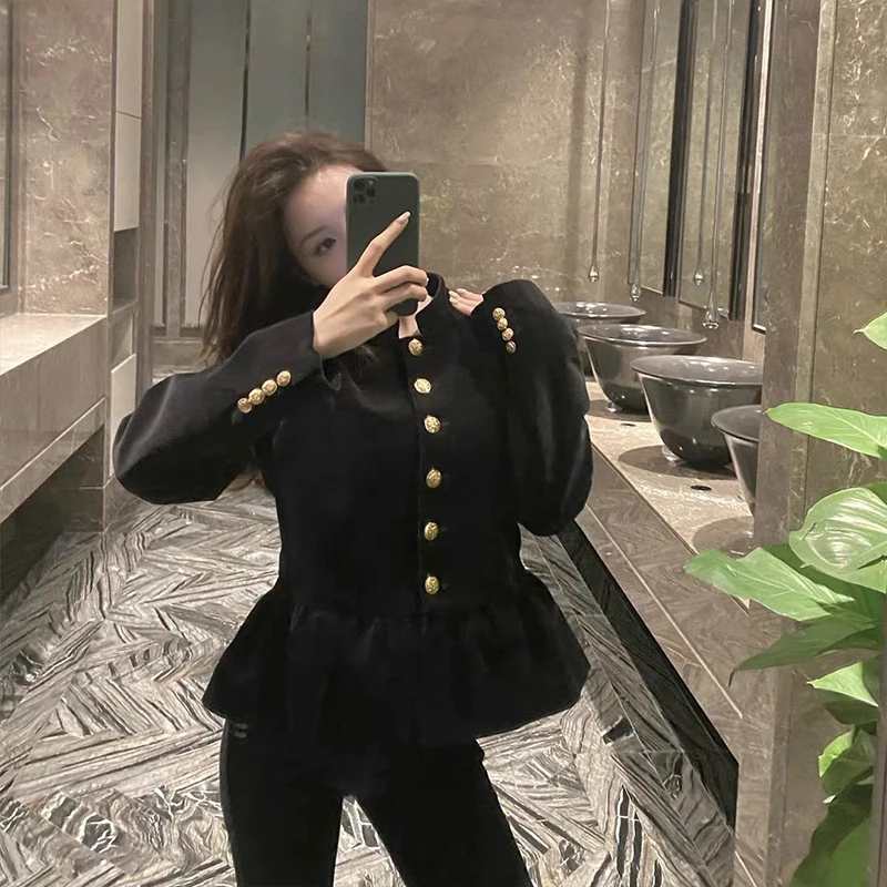 Женский бархатный короткий жакет черный однобортный с воротником-стойкой и