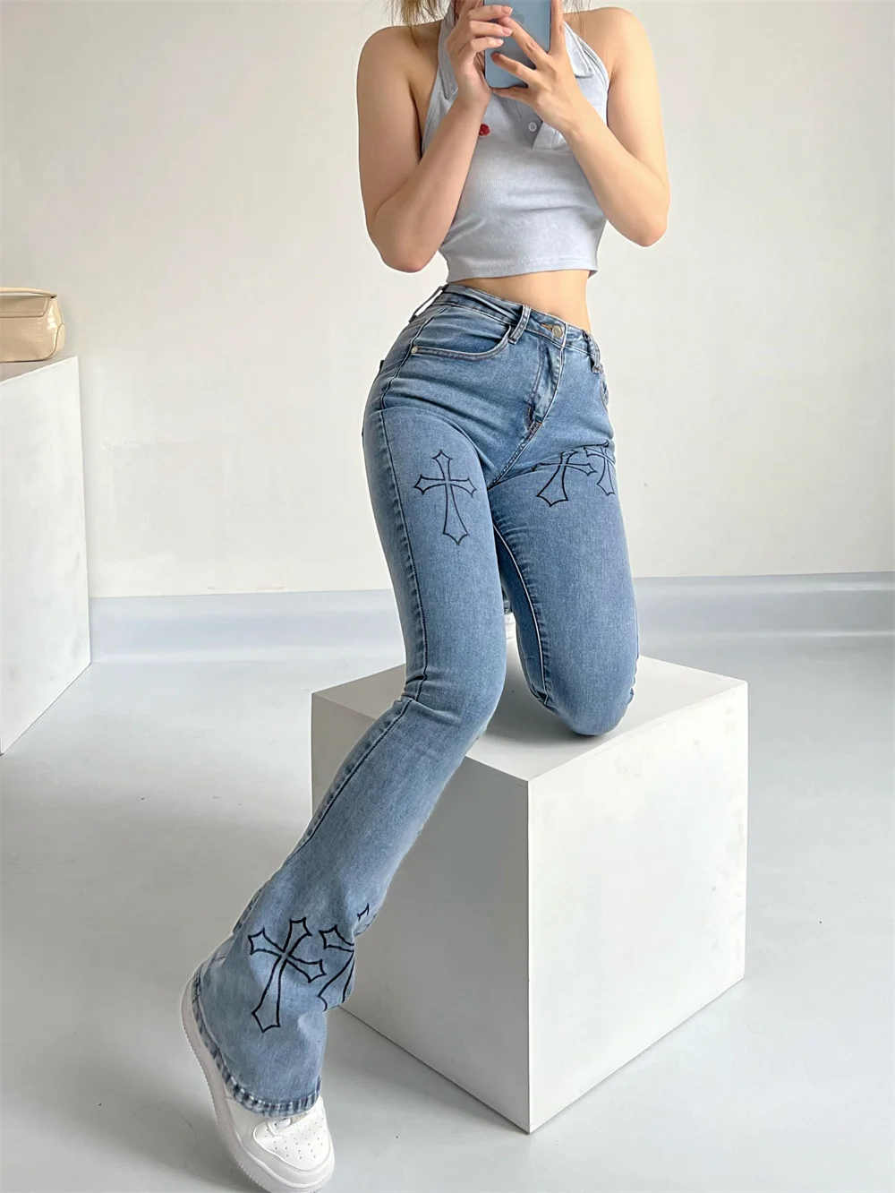 

Женские джинсовые брюки-клеш, милые эластичные брюки в европейском стиле с высокой талией и вышивкой крестом, модная женская одежда O740