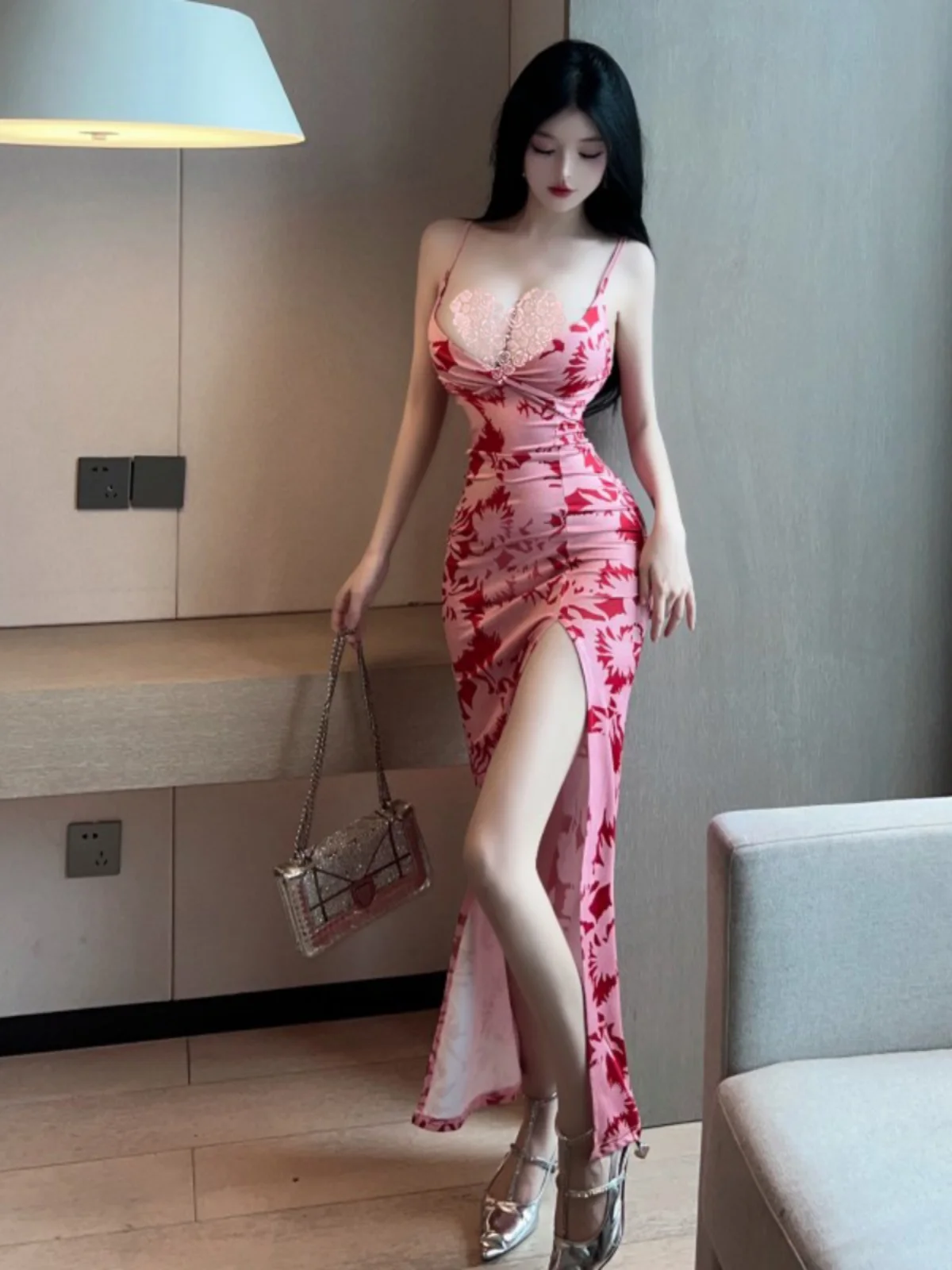 Цветное платье на бретельках с глубоким вырезом и v-образным женское сексуальное