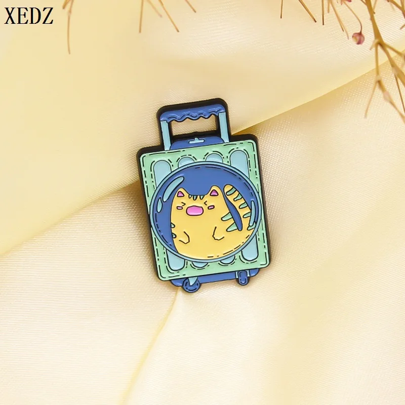 

XEDZ Cartoon Suitcase Enamel Brooch Custom Yellow Cat Pattern Suitcase Lapel Badge Pin Kids Badge Fashion Jewelry Gift