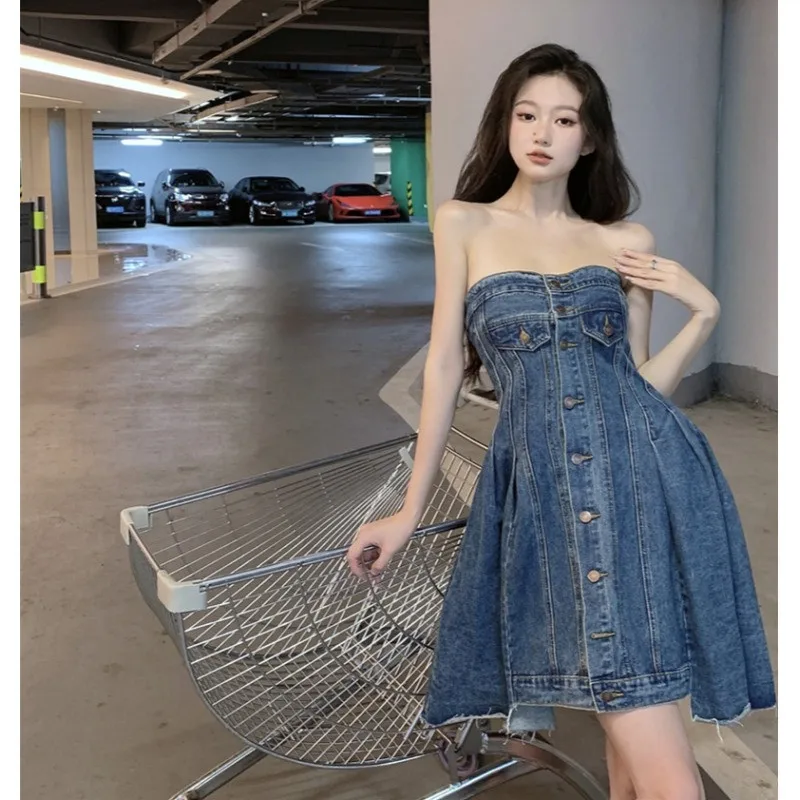 

Летнее праздничное модное пикантное джинсовое мини-платье без рукавов с воротником-лодочкой и рваным подолом синие джинсы без бретелек сво...