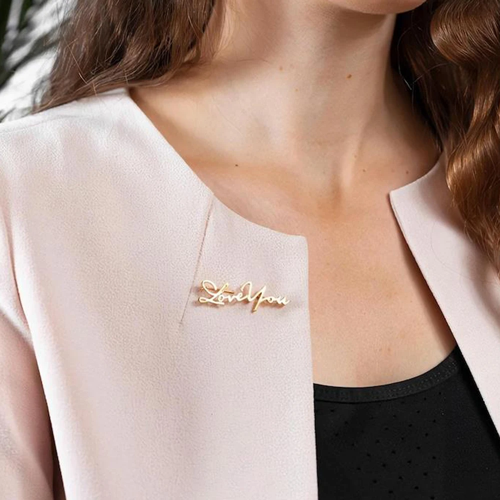 Customized Unique Name Letter Brooch Made of Stainless Steel as a Beautiful Gift for Female Colleagues and Leaders
