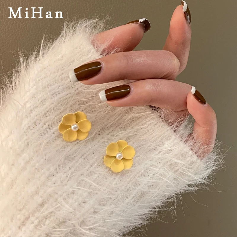 

Mihan 925 Silver Needle Sweet Jewelry Flower Earrings Pretty Design Yellow Coating Simulated Pearl Stud Earrings For Women Gifts