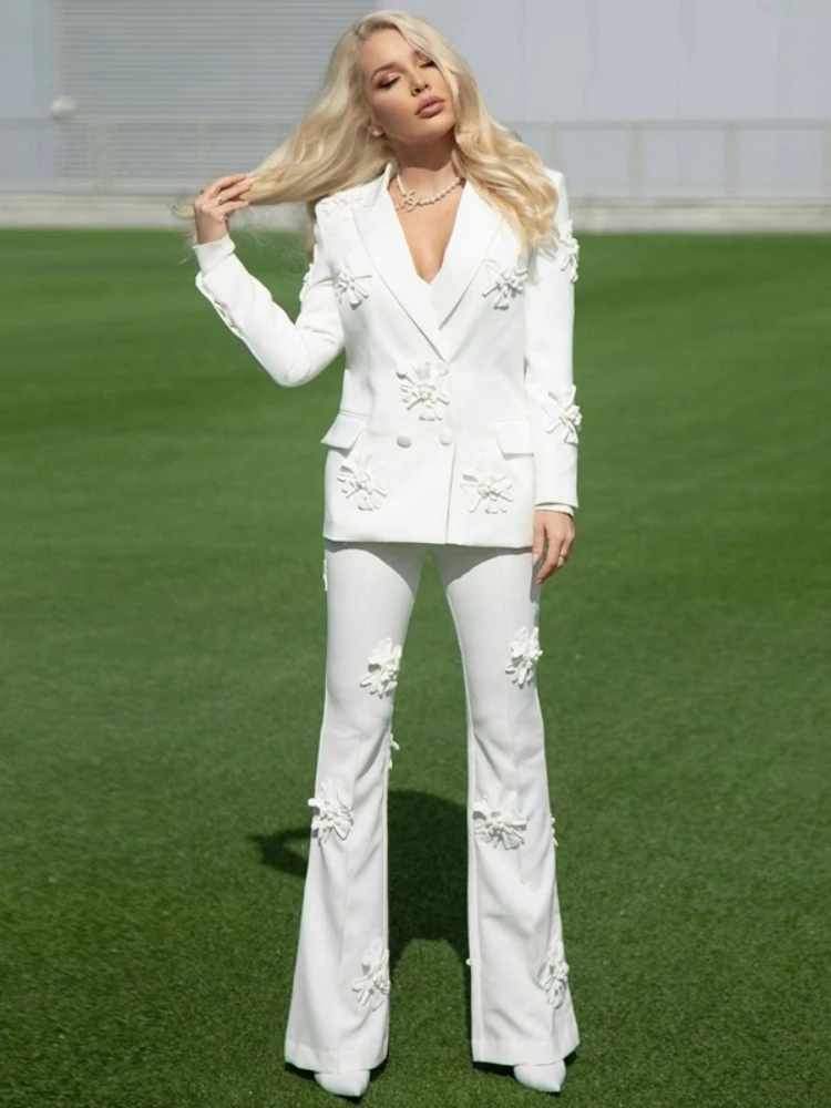 

Женский костюм из блейзера и длинных брюк, белый пикантный костюм из двух предметов с V-образным вырезом, объемным цветочным украшением и длинными рукавами + расклешенные брюки