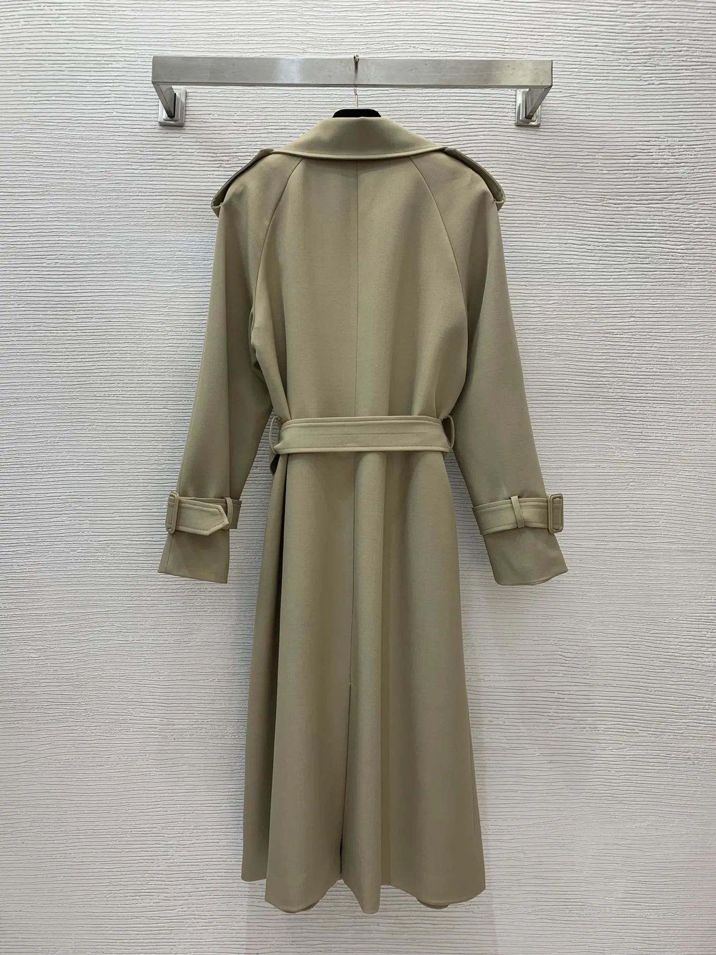 Тренчкот средней длины с двубортным воротником