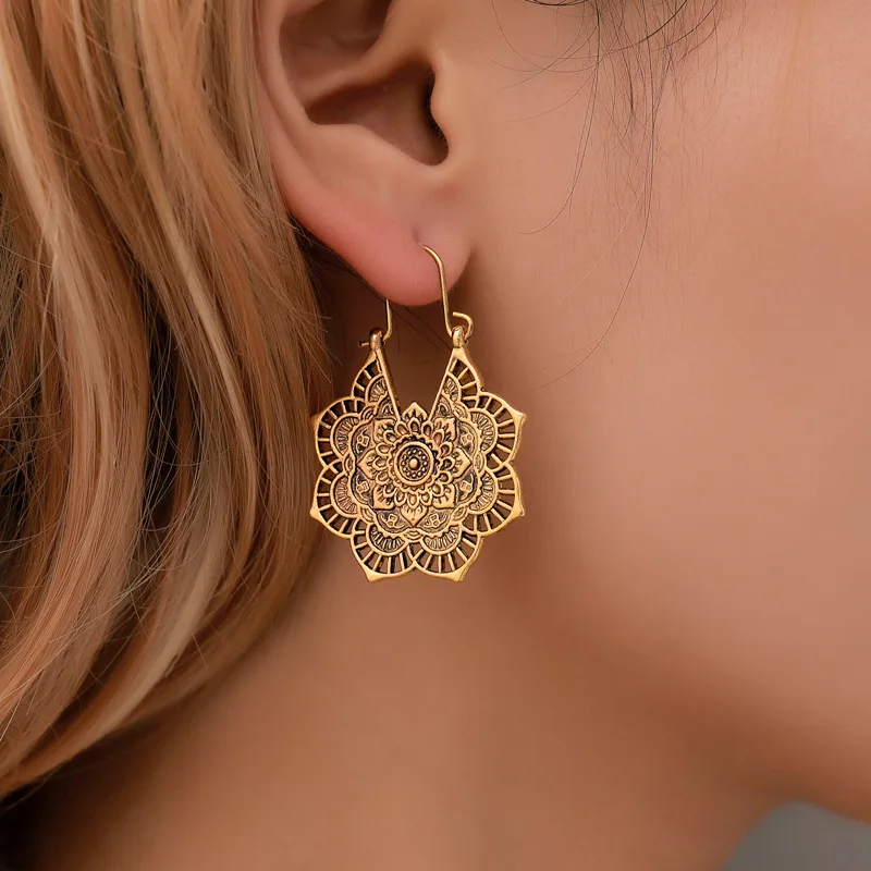 

Retro National Style Metal Hollow Flower Pendant Earrings for Women Bohemian Carved Court Earrings Wedding Party Jewelry Gift