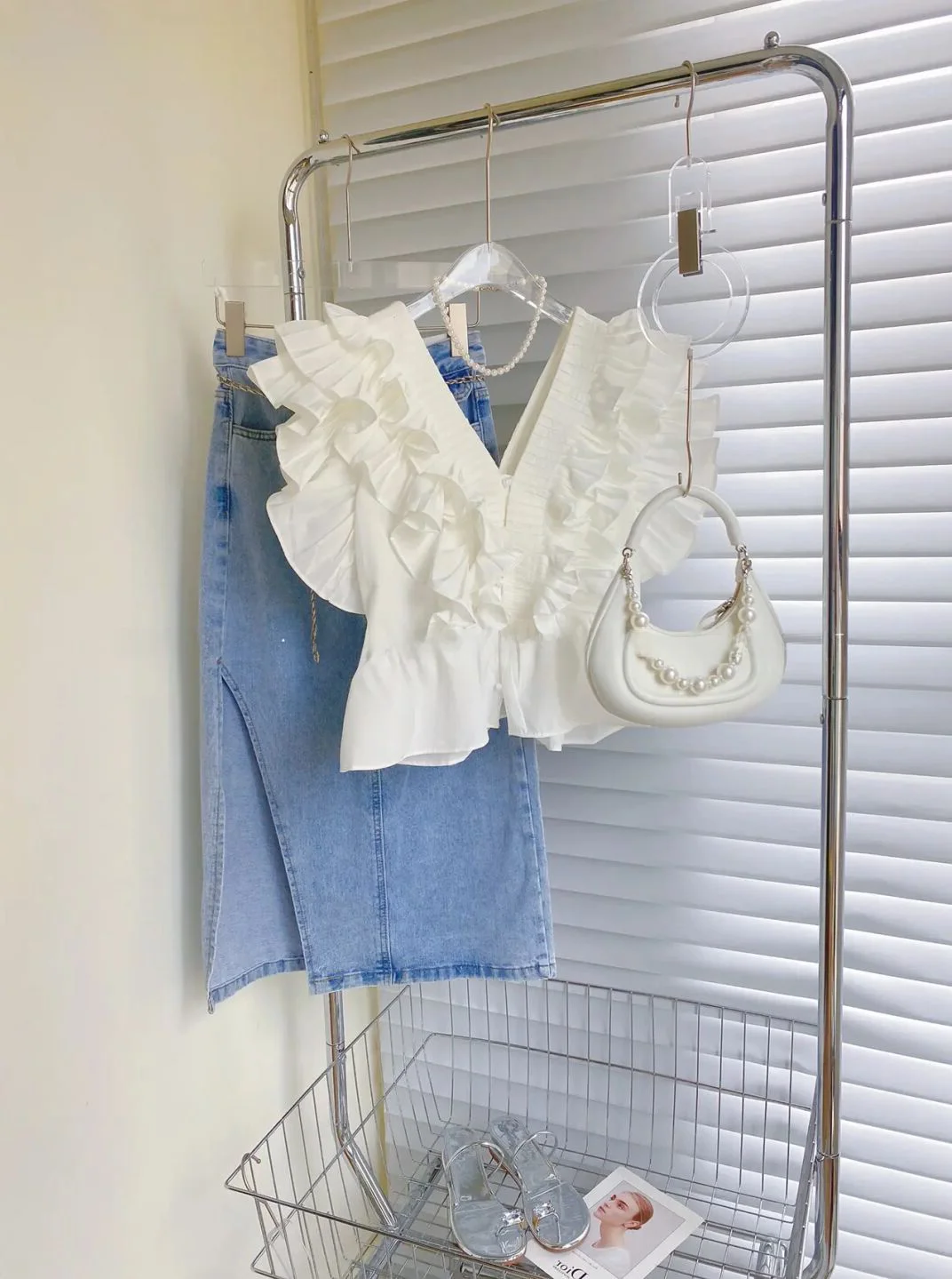 Белые рубашки без рукавов с v-образным вырезом и оборками женские летние