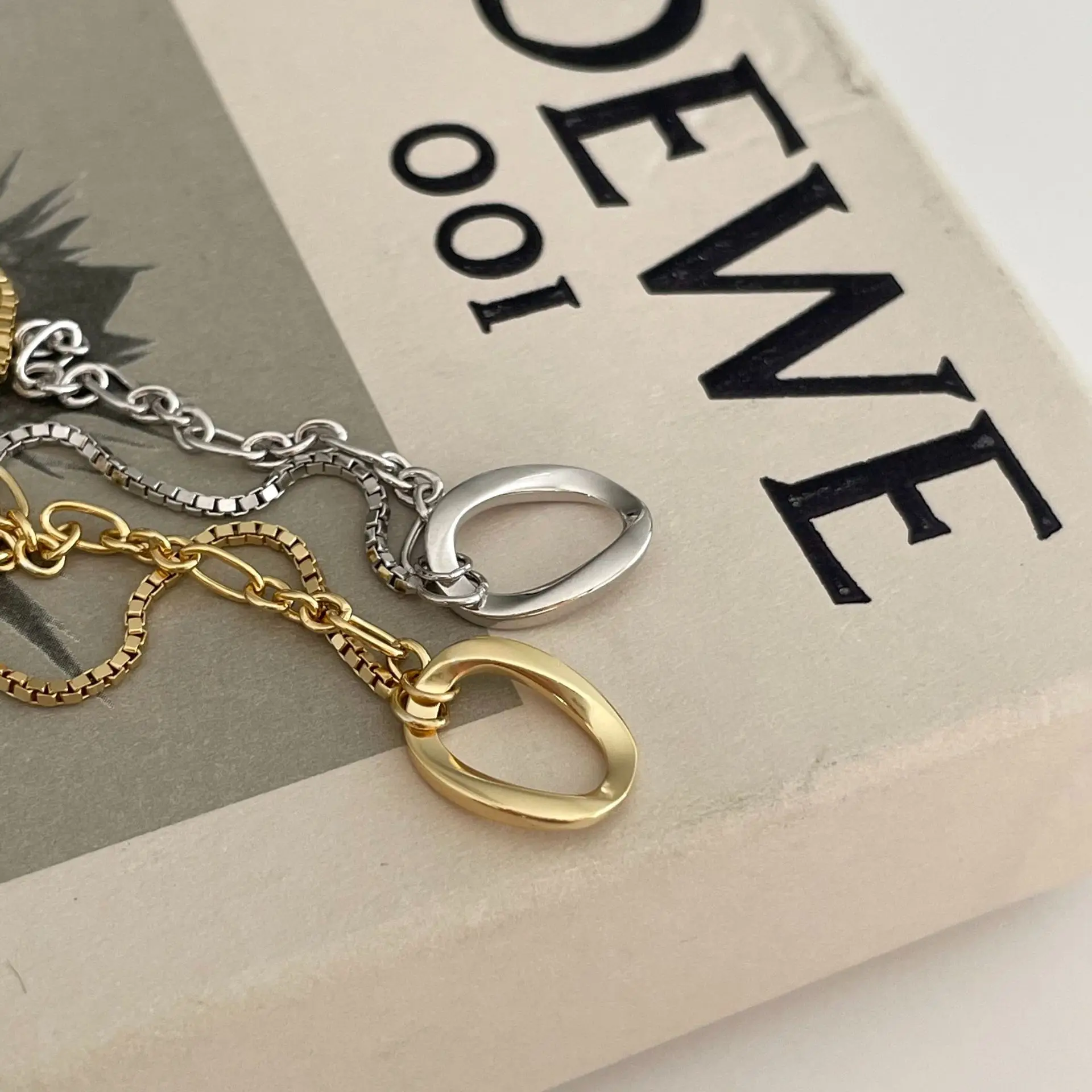 

Корейский стиль корейские ювелирные изделия искусственное серебряное золото комбинированное ожерелье простая нишевая шикарная коробка о...
