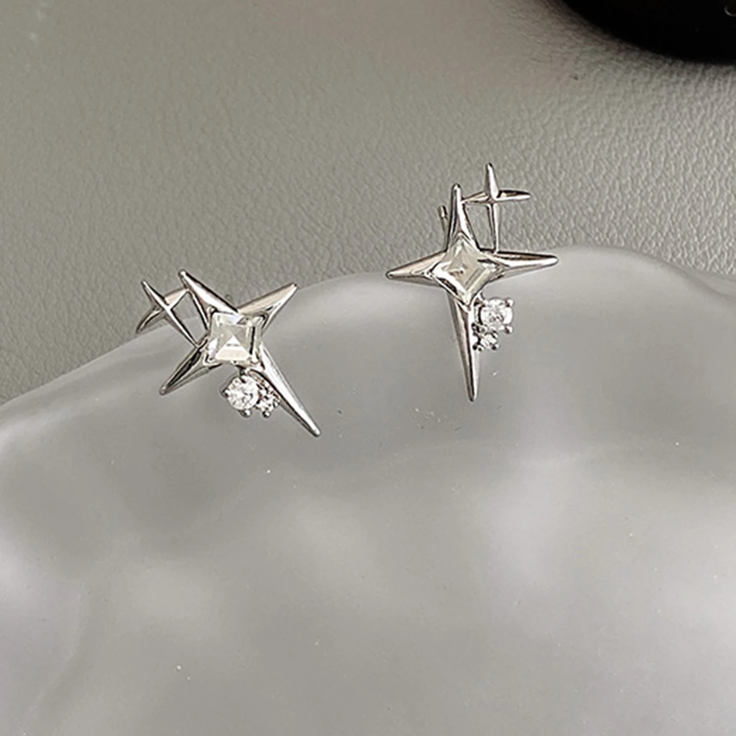 Серьги-гвоздики KAIGOTOQIGO циркониевые серебряного цвета