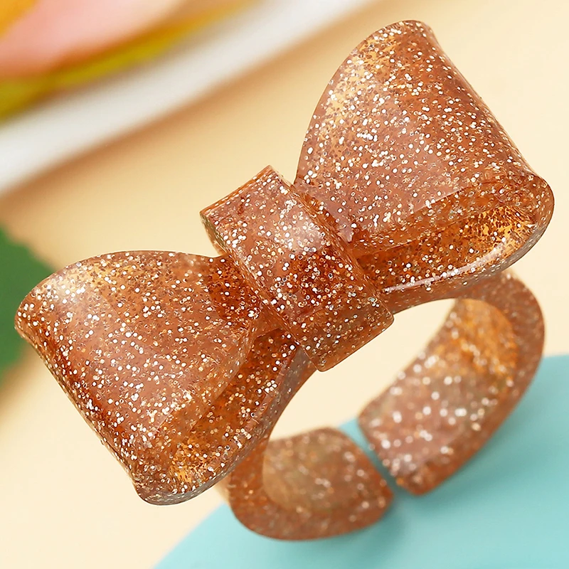 Массивное кольцо на палец с большим бантом украшенное искусственными камнями