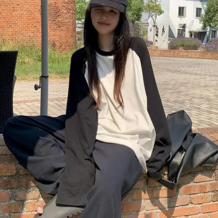 Женская футболка с длинным рукавом круглым вырезом и пэчворком