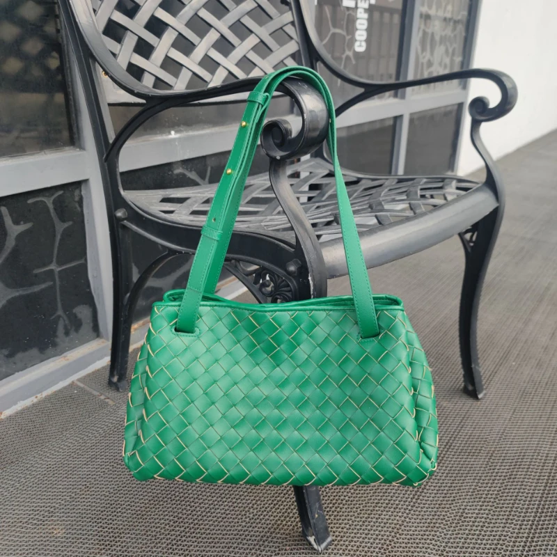 

2023 New Leather Hand Woven Handbag Light Luxury Fashion Leisure Commuting Bag Portable Shoulder Back Oblique Armpit Women's Bag