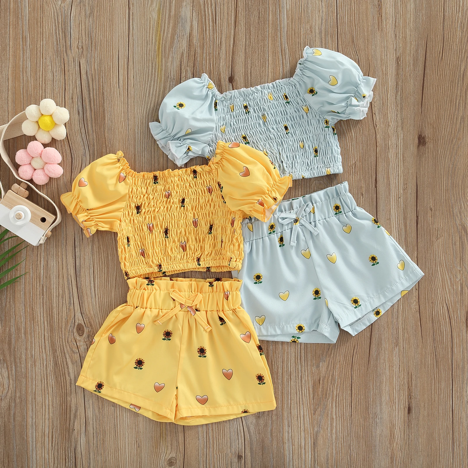 

Комплект летней одежды для маленьких девочек, футболка с открытыми плечами и коротким рукавом с буфами и принтом в виде сердца и подсолнухо...
