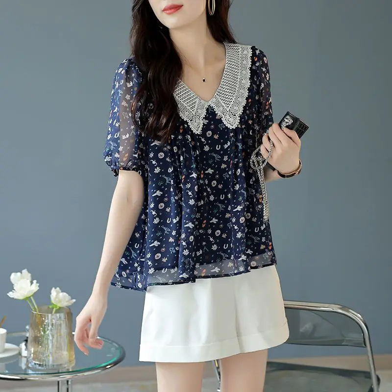 

2023 New Summer Fashion Trend High End Lace Splice Fragmented Short Sleeve Doll Neck Reduced Age Loose Relaxed Women's Shirt