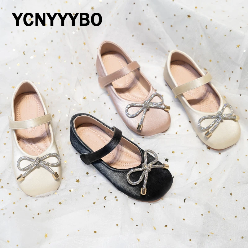 

Туфли Детские демисезонные на плоской подошве, со стразами и бантом