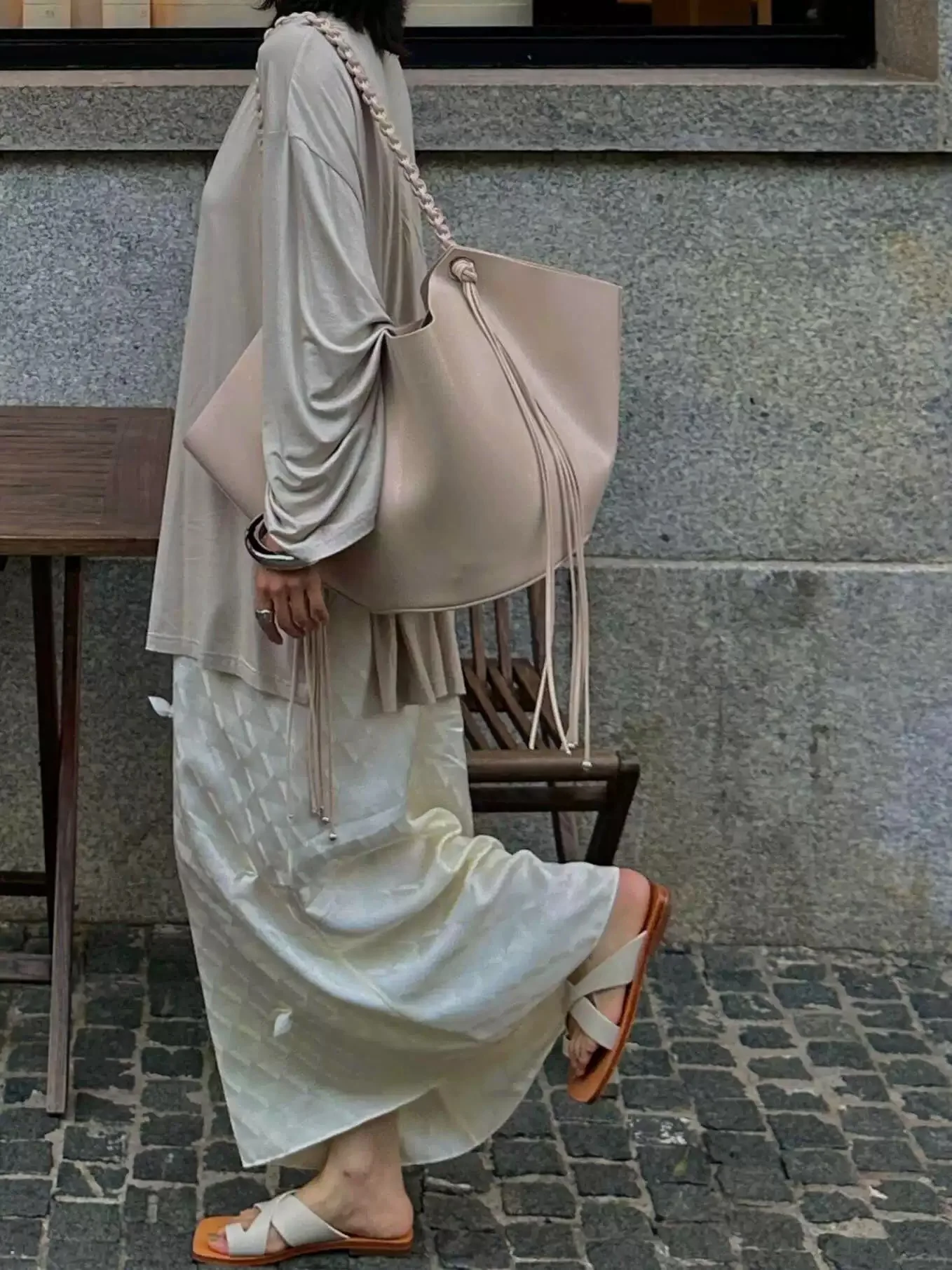 Многофункциональная женская сумка через плечо с кисточками