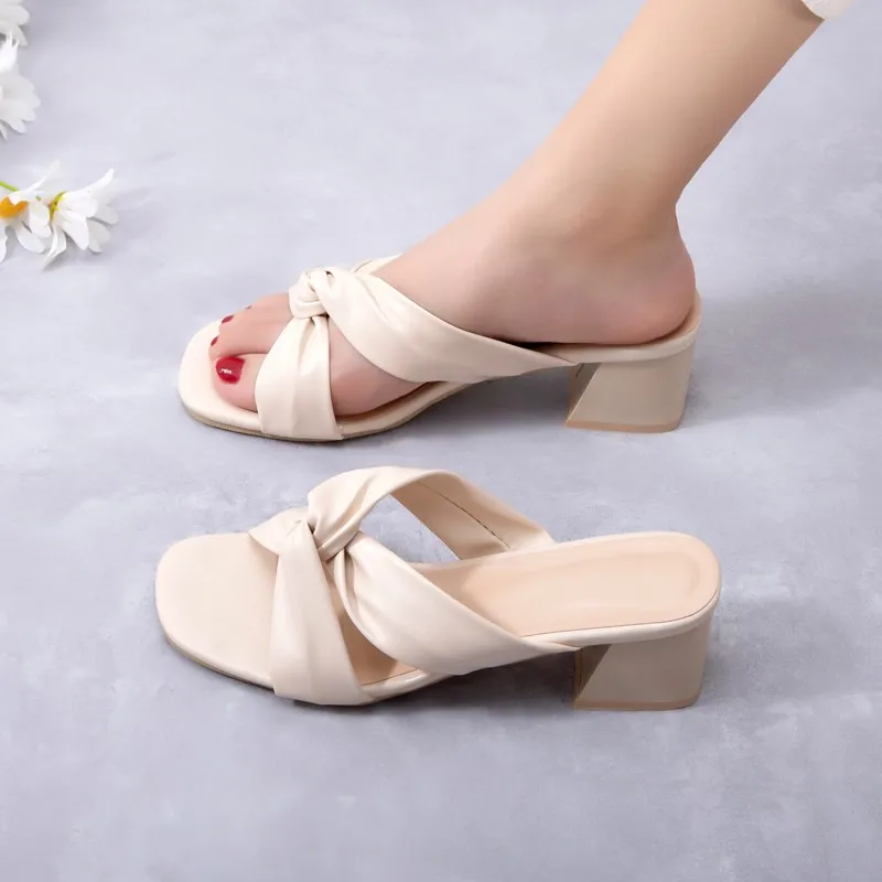 

2023 summer new foot wide fat sister can wear, thick with square head all wear a word slippers