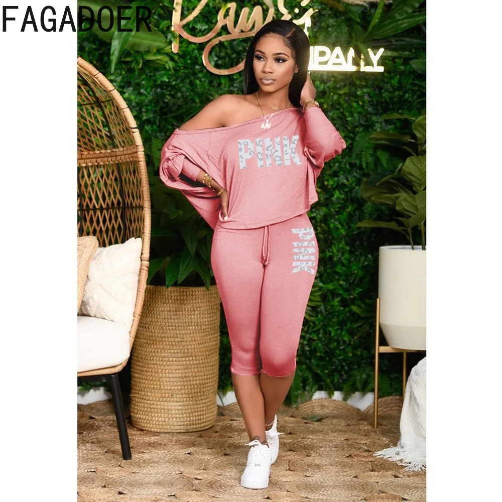 

Женская футболка с открытыми плечами и принтом надписи