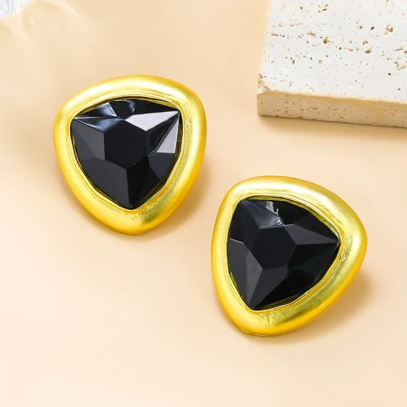 Женские серьги-гвоздики с геометрическим рисунком