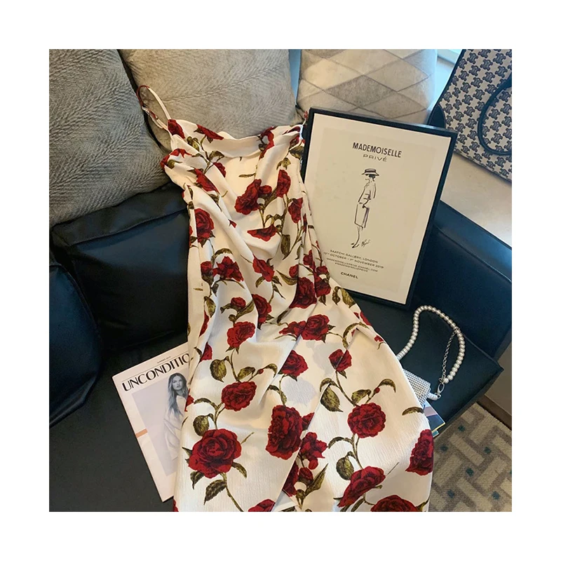 Женское платье-миди на тонких бретельках элегантное привлекательное