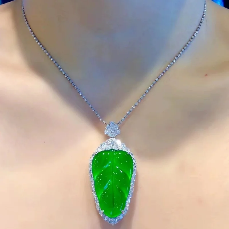 Кулон в виде листьев императора зеленого солнца из нефрита