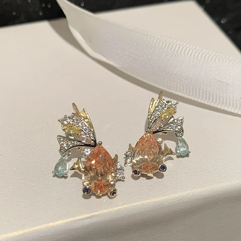 

Серьги в форме золотой рыбки в форме капли воды, милые и компактные сверкающие изысканные элегантные серьги с золотыми листьями и мультяшны...