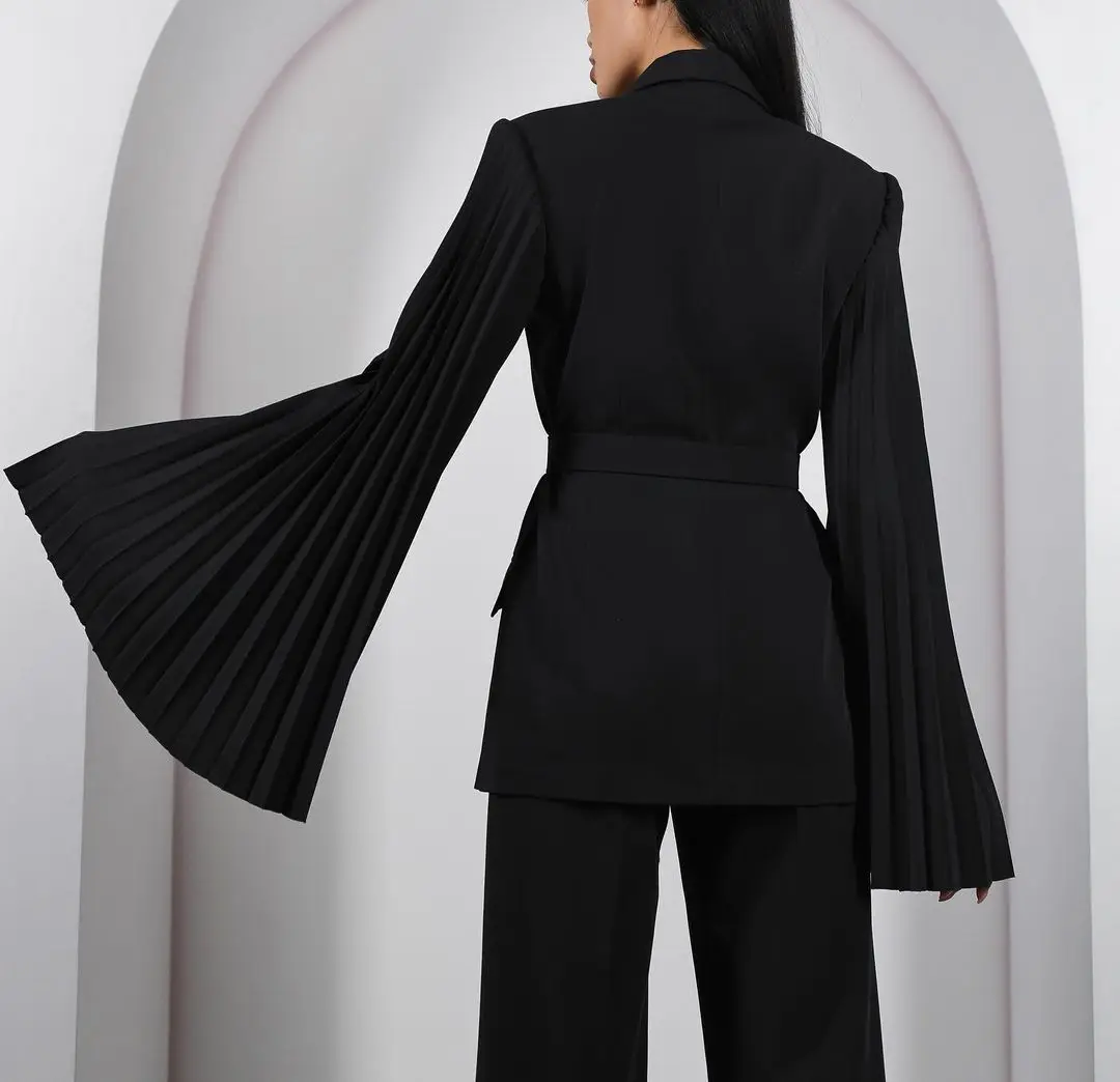 Рисунок 2 - Элегантные облегающие Женские костюмы