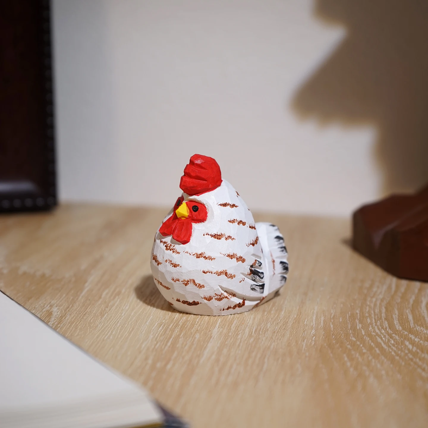 

Деревянная статуэтка цыплёнка