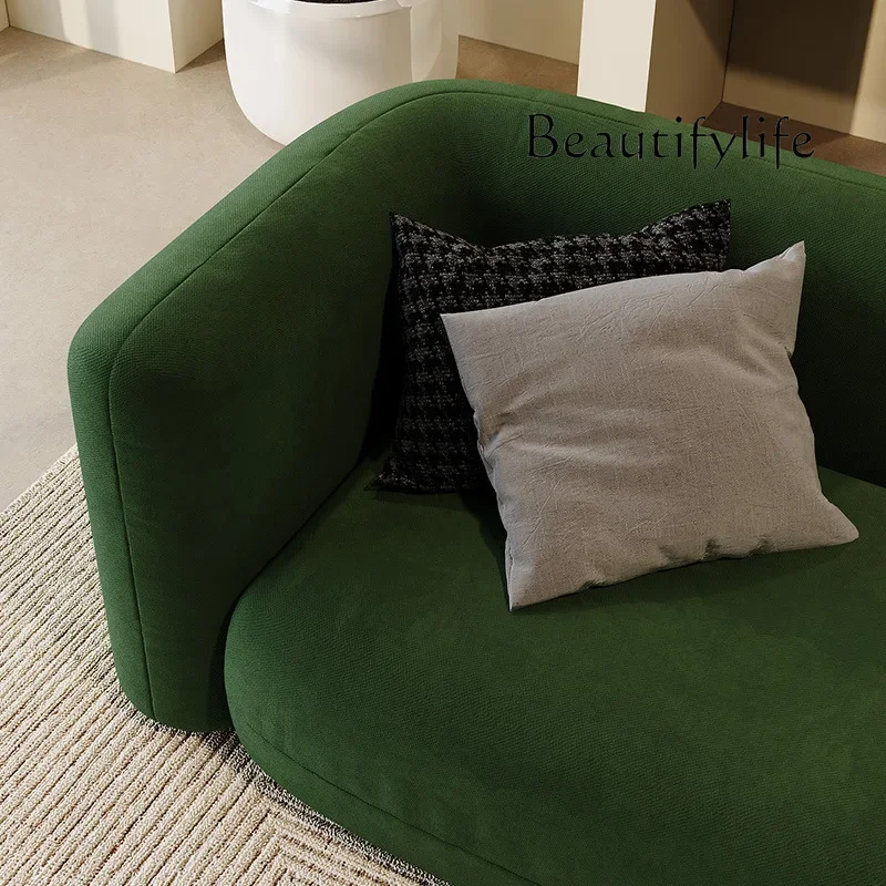 Магазин одежды квартира гостиная темно-зеленый тканевый диван современный