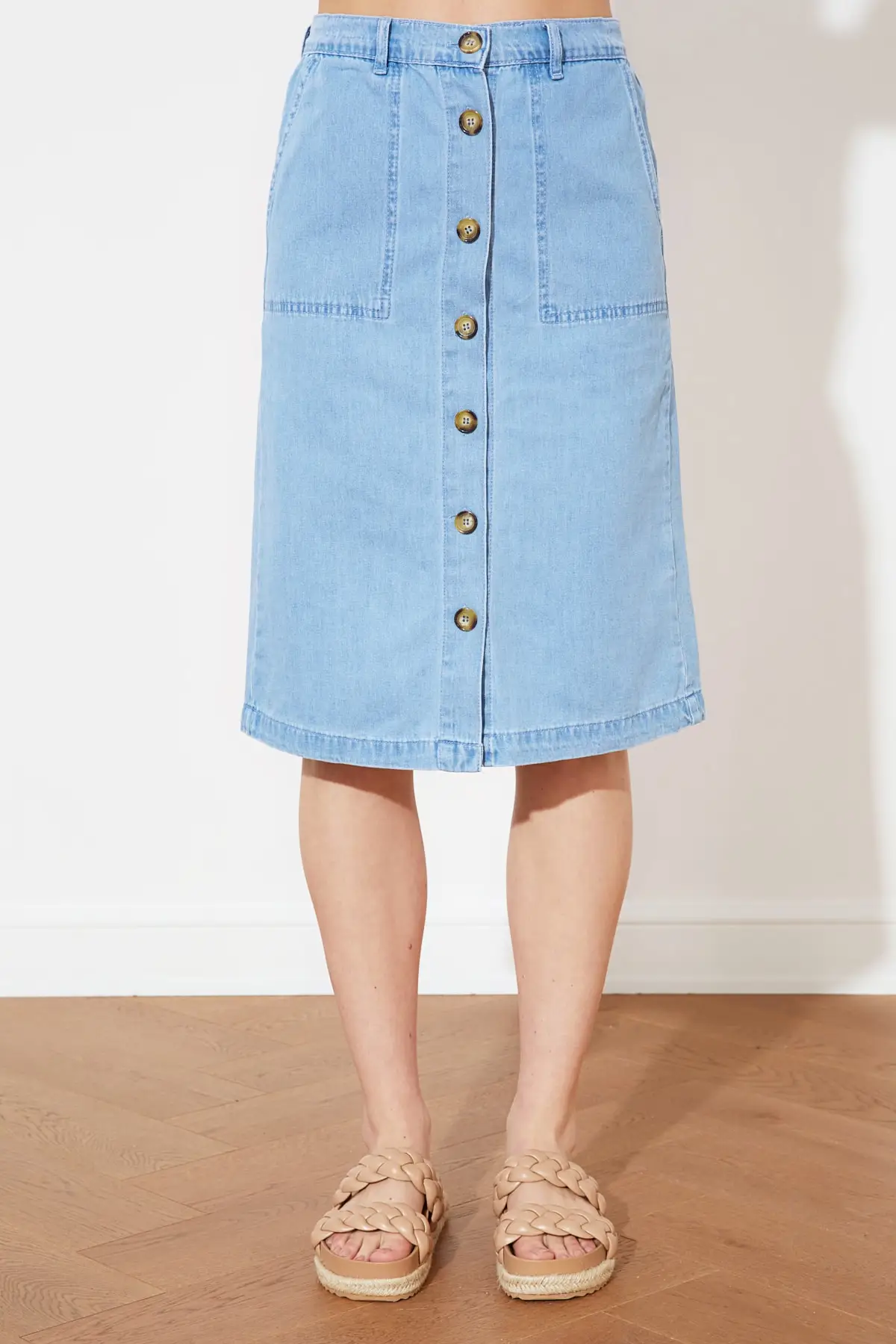 Джинсовая миди юбка с карманами на пуговицах спереди | Женская одежда