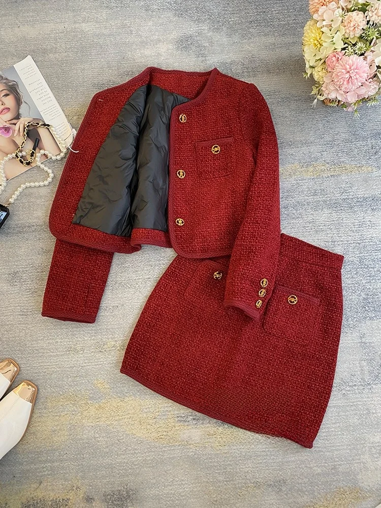 Красный изящный пуховик женский комплект зимы 2024 новинка высокого класса